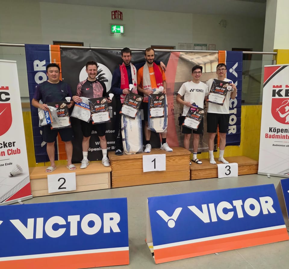 Sechs Spieler mit Urkunden und Sachpreisen auf dem Siegerpodest mit den Plätzen 1, 2 und 3 vor der Köpi-Cup-Bannerwand.