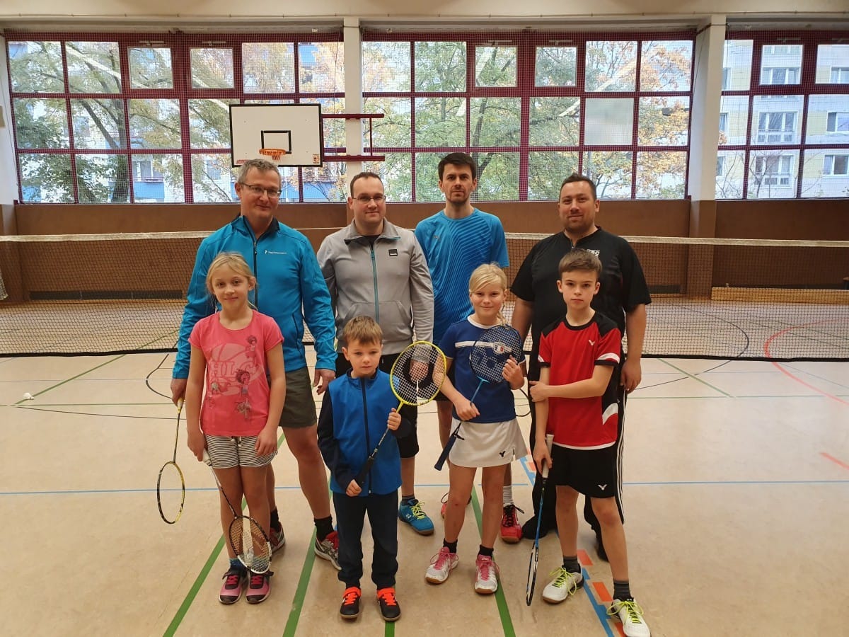 Eltern und Kinder mit Badmintonschlägern beim Familien-Badminton des Köpenicker Badminton Club