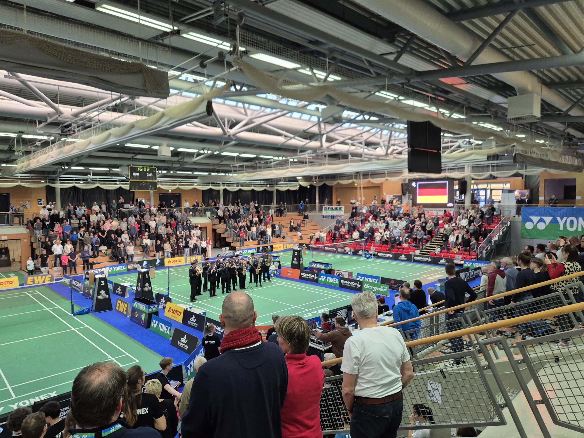 Volle Ränge und Live-Musik bei einem großen Badminton-Turnier